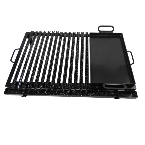 Vista frontal del emparrillado de hierro ángulo enlozado con grasera y plancha bifera del kit.